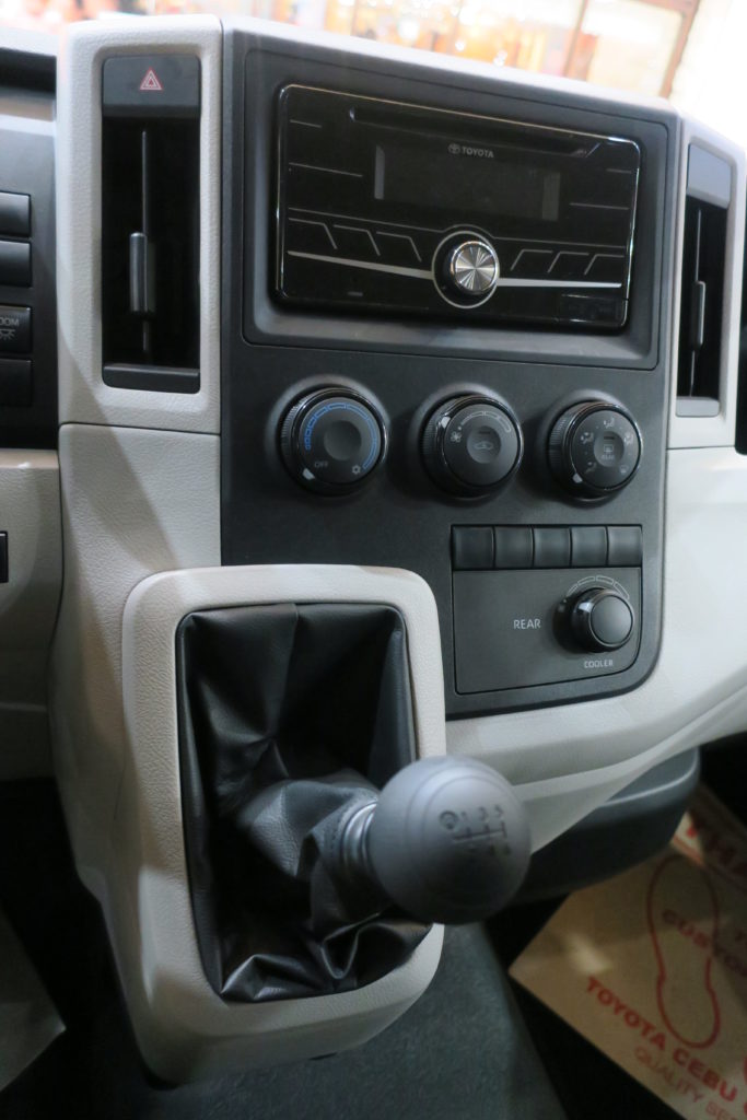 トヨタ 300系 新型ハイエース 外観 室内 屋根はどうなっている 39traveler