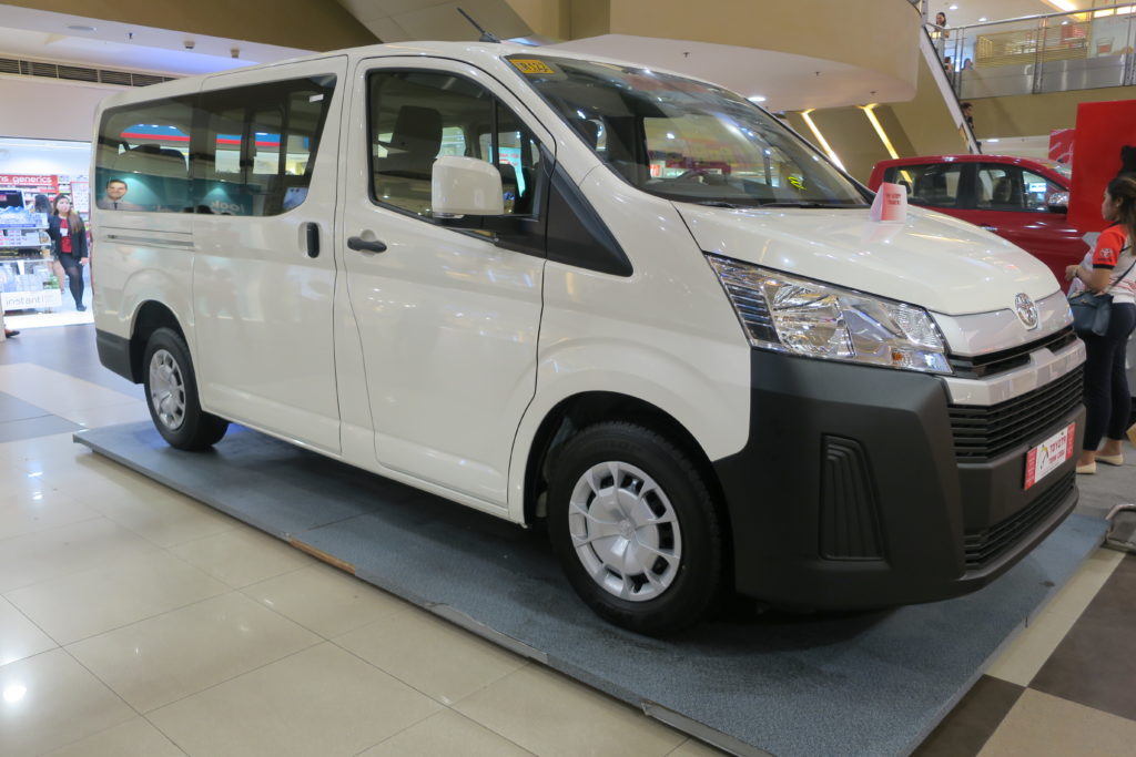 トヨタ 300系 新型ハイエース 外観 室内 屋根はどうなっている 39traveler